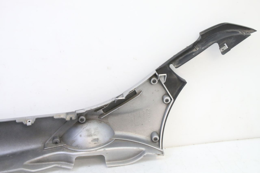 photo de BASSO DELLA SCATOLA DESTRA PIAGGIO MP3 500 (2014 - 2017) - Stato della superficie e materiale