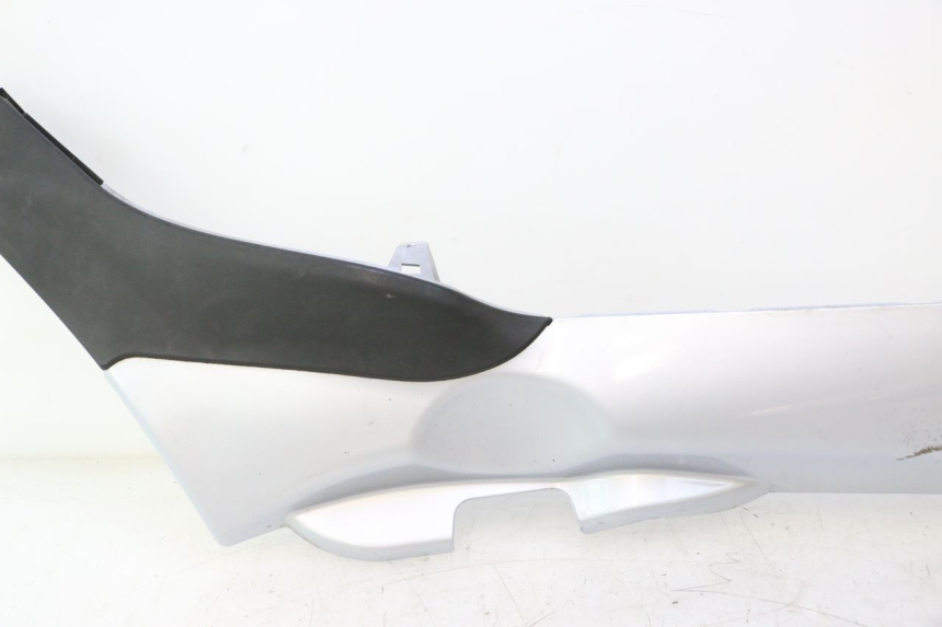 photo de BASSO DELLA SCATOLA DESTRA PIAGGIO MP3 125 (2006 - 2014) - Altra vista dell'articolo