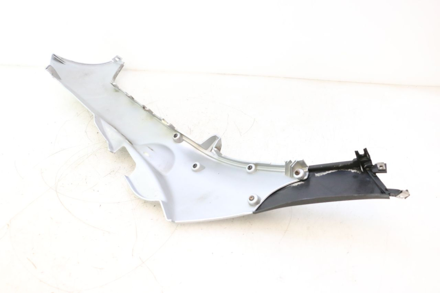 photo de BASSO DELLA SCATOLA DESTRA PIAGGIO MP3 125 (2006 - 2014) - Stato della superficie e materiale