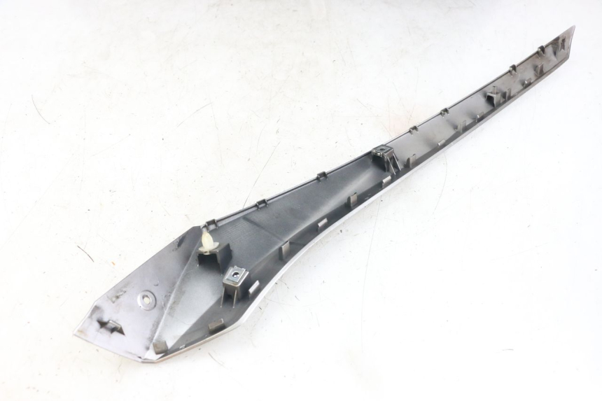 photo de BASSO DELLA SCATOLA DESTRA YAMAHA XMAX X-MAX ABS 125 (2017 - 2020) - Dettaglio del componente