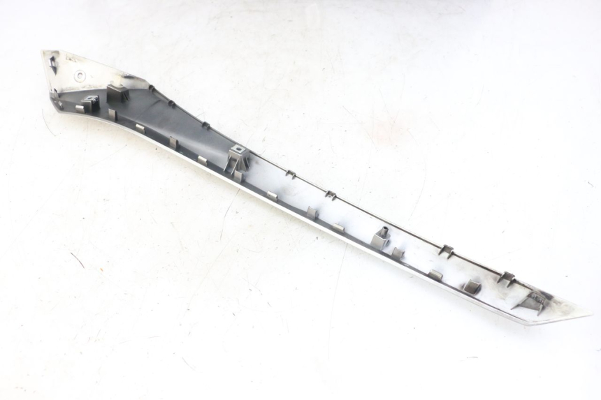 photo de BASSO DELLA SCATOLA DESTRA YAMAHA XMAX X-MAX ABS 125 (2017 - 2020) - Zoom sullo stato d'uso