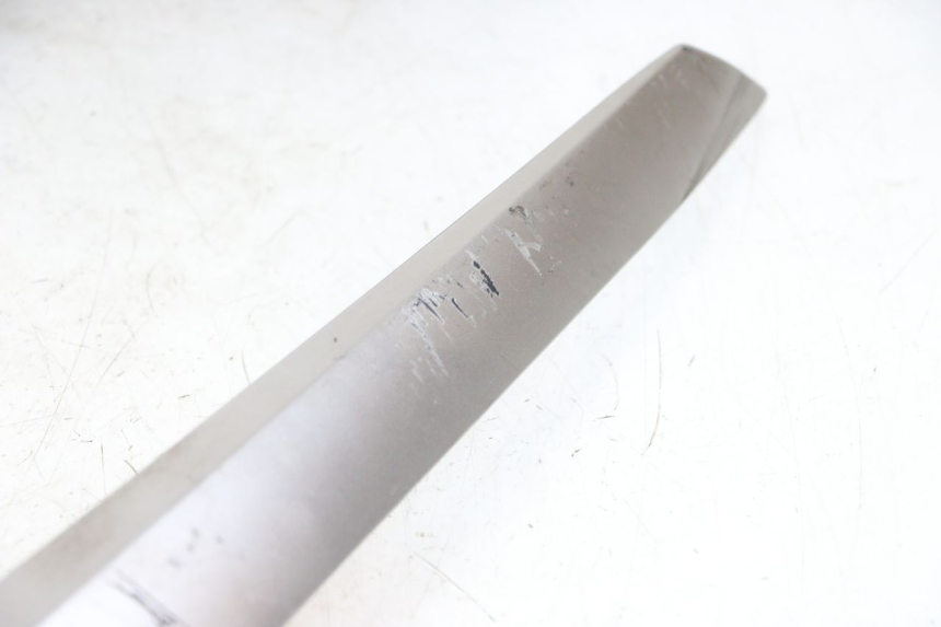 photo de BASSO DELLA SCATOLA DESTRA YAMAHA XMAX X-MAX ABS 125 (2017 - 2020) - Primo piano tecnico