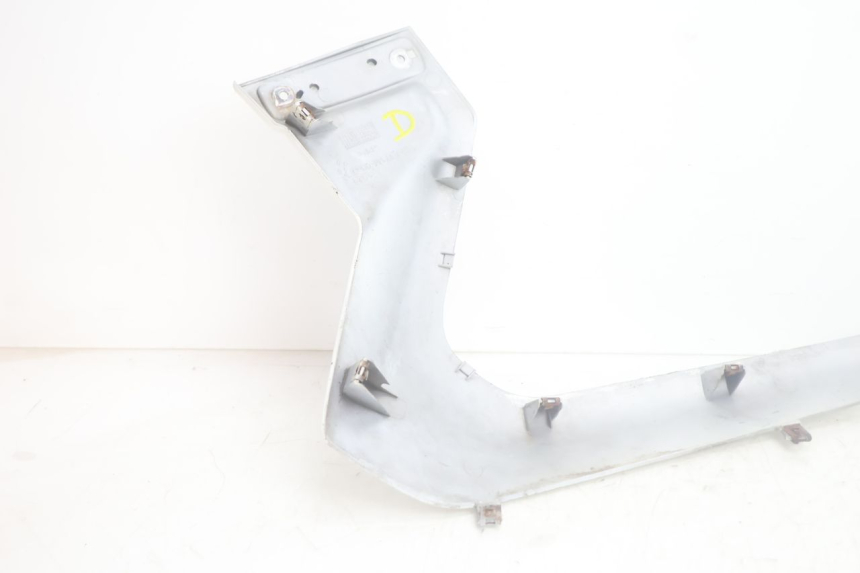 photo de BASSO DELLA SCATOLA DESTRA YAMAHA XMAX X-MAX 125 (2006 - 2009) - Stato della superficie e materiale