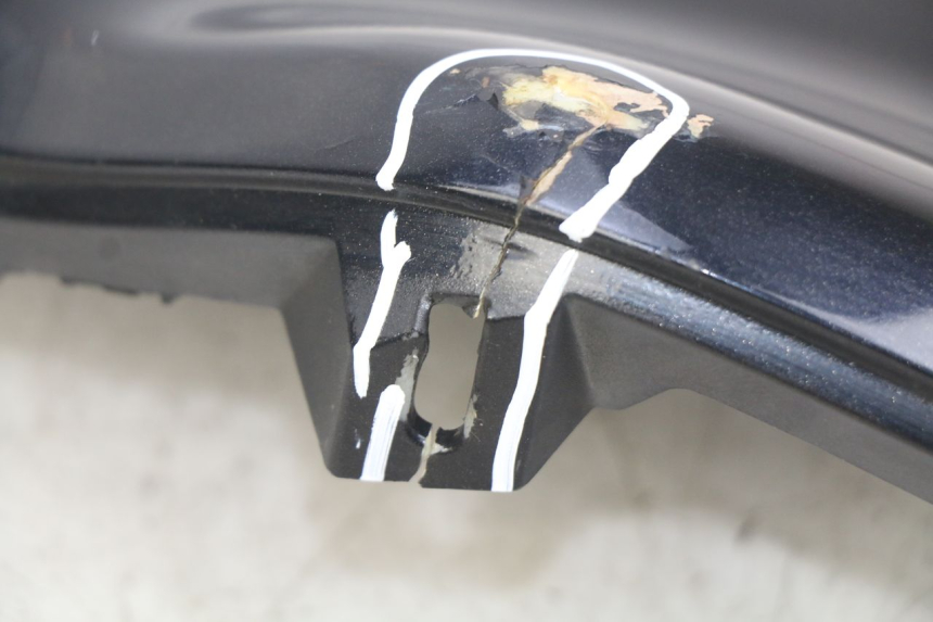 photo de BASSO DELLA SCATOLA DESTRA PIAGGIO X8 125 (2004 - 2007) - Stato della superficie e materiale