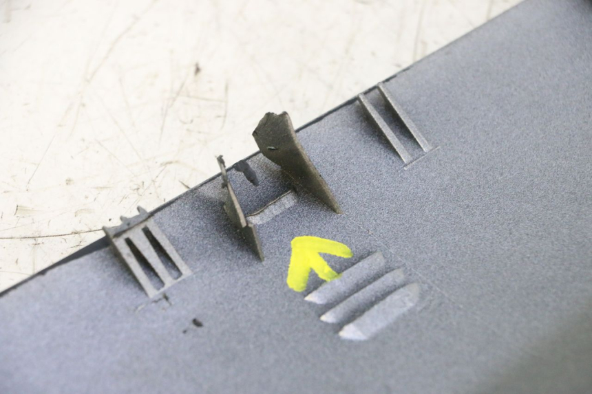 photo de BASSO DELLA SCATOLA DESTRA YAMAHA YP MAJESTY 125 (2002 - 2006) - Stato della superficie e materiale