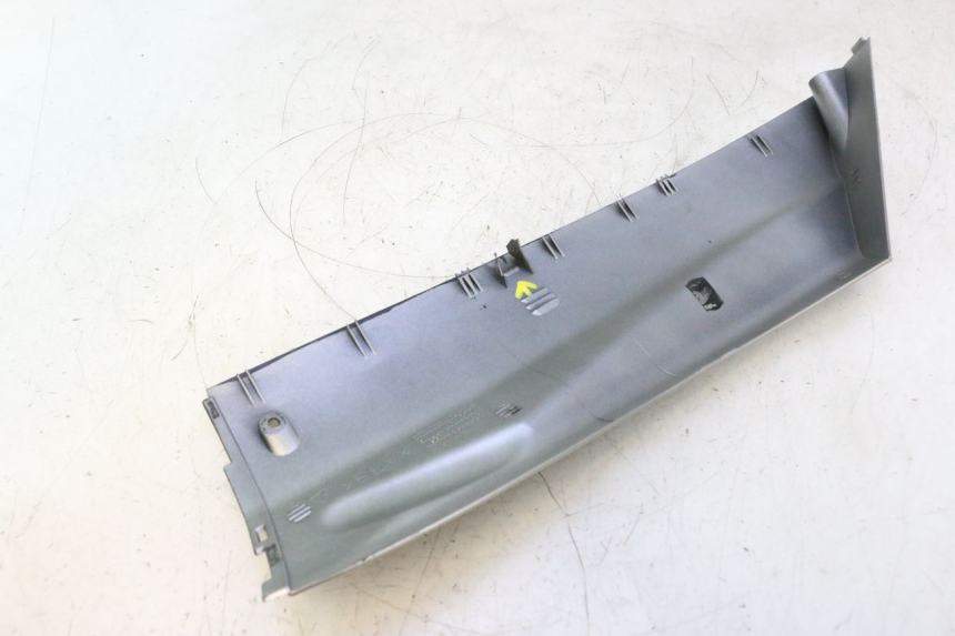 photo de BASSO DELLA SCATOLA DESTRA YAMAHA YP MAJESTY 125 (2002 - 2006) - Ricambio usato controllato
