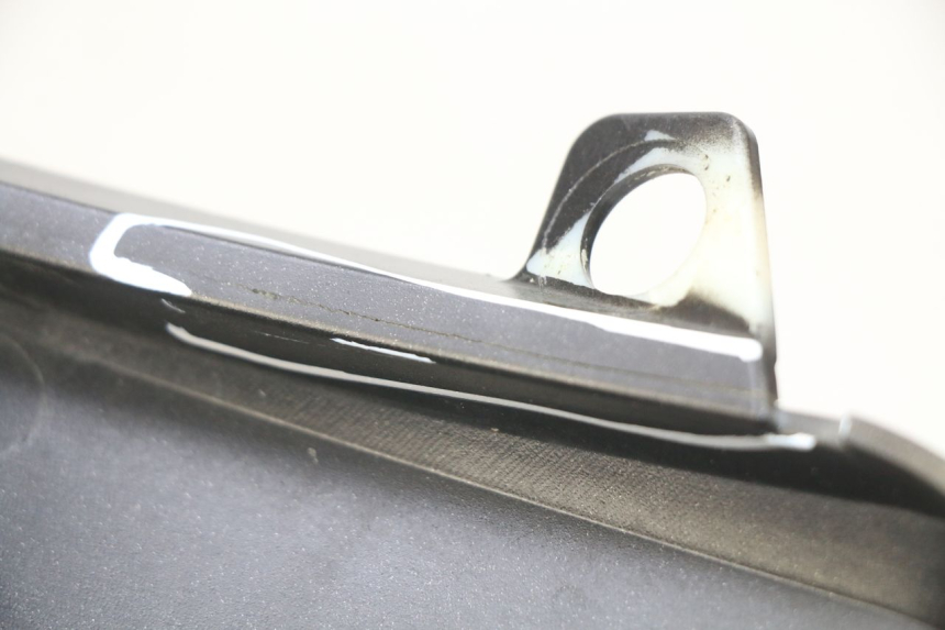 photo de BASSO DELLA SCATOLA SINISTRA PEUGEOT CITYSTAR 125 (2011 - 2017) - Dettagli dei punti di fissaggio