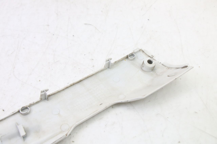 photo de BASSO DELLA SCATOLA SINISTRA SYM FIDDLE 3 III 125 (2014 - 2020) - Marcature e riferimenti originali