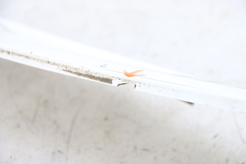 photo de SOTTOPEDANA SINISTRA SYM FIDDLE 3 III 50 (2014 - 2020) - Marcature e riferimenti originali