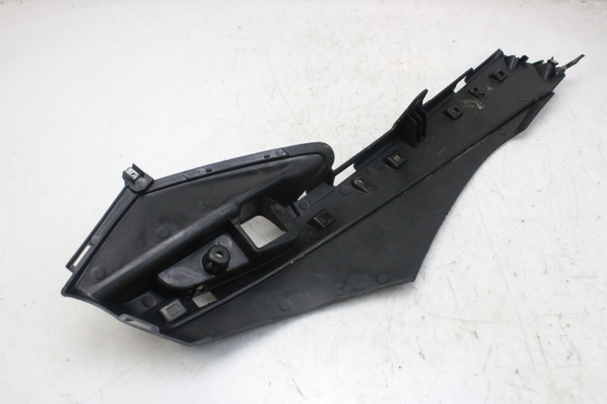 photo de BASSO DELLA SCATOLA SINISTRA PIAGGIO FLY 4T 50 (2013 - 2017) - Primo piano tecnico