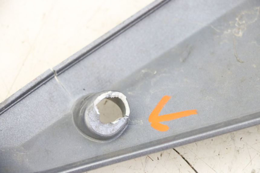 photo de SOTTOPEDANA SINISTRA SYM JOYMAX 125 (2010 - 2017) - Dettagli dei punti di fissaggio