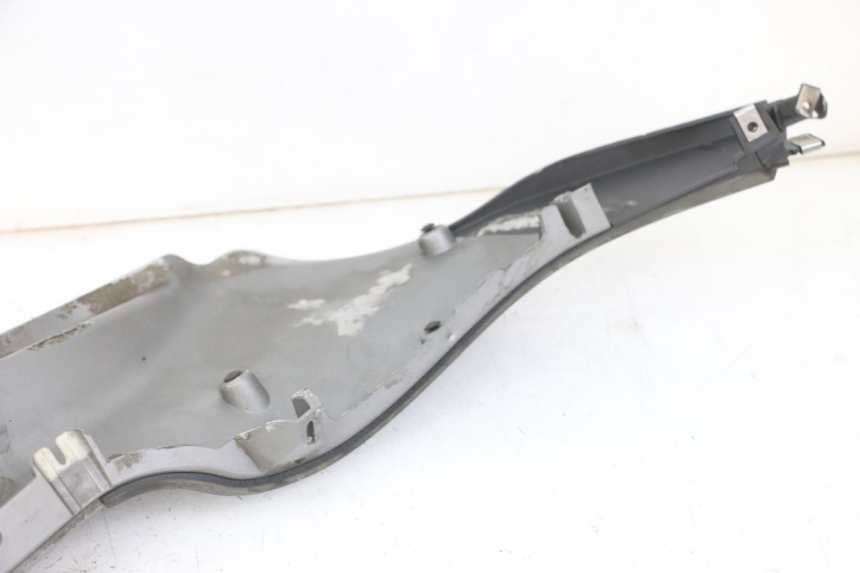 photo de BASSO DELLA SCATOLA SINISTRA PIAGGIO MP3 LT 300 (2010 - 2016) - Dettagli dei punti di fissaggio