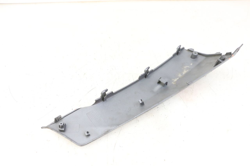 photo de SOTTOPEDANA SINISTRA PEUGEOT BELVILLE 125 (2017 - 2021) - Dettagli dei punti di fissaggio