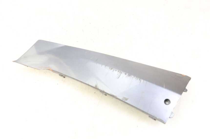 photo de SOTTOPEDANA SINISTRA PEUGEOT BELVILLE 125 (2017 - 2021) - Marcature e riferimenti originali