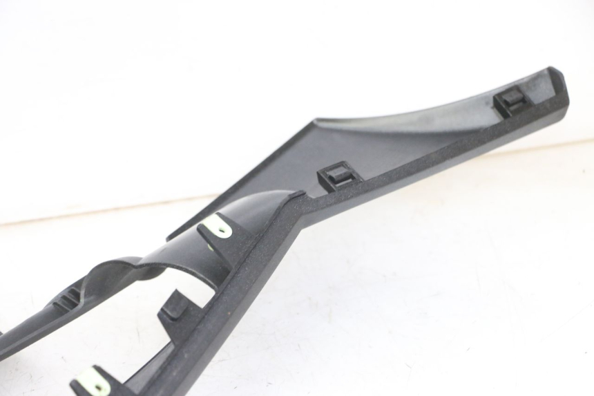 photo de SOTTOPEDANA SINISTRA PEUGEOT SATELIS 125 (2013 - 2018) - Dettagli dei punti di fissaggio