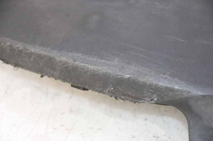 photo de SOTTOPEDANA SINISTRA PEUGEOT SATELIS 125 (2013 - 2018) - Marcature e riferimenti originali