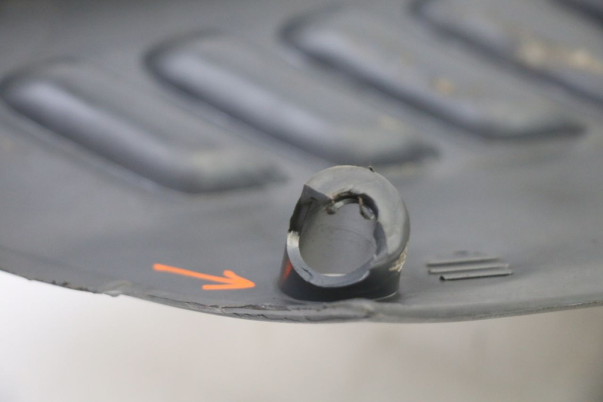 photo de SOTTOPEDANA SINISTRA PIAGGIO SUPER LX 125 (2000 - 2003) - Stato della superficie e materiale