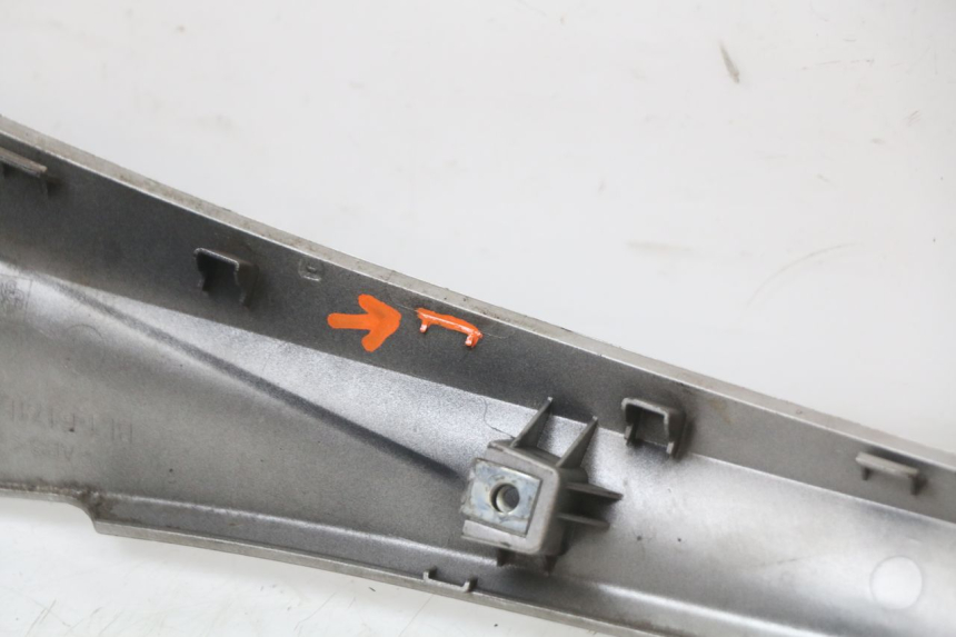 photo de BASSO DELLA SCATOLA SINISTRA YAMAHA XMAX X-MAX ABS 125 (2017 - 2020) - Stato della superficie e materiale