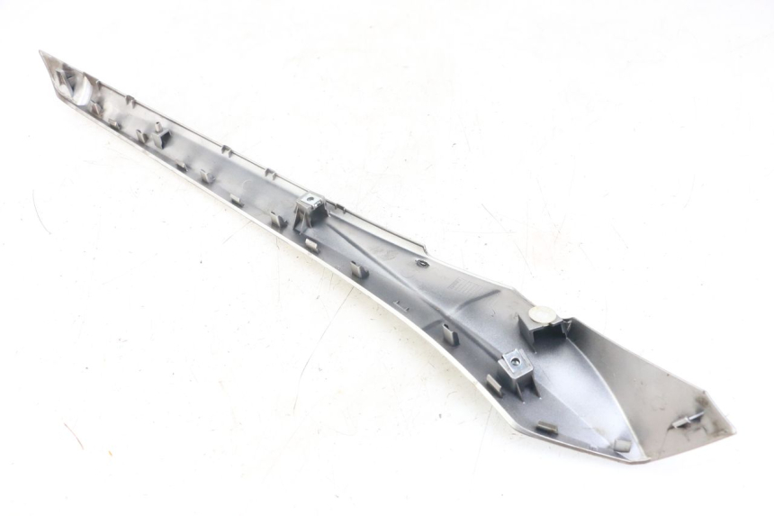 photo de BASSO DELLA SCATOLA SINISTRA YAMAHA XMAX X-MAX ABS 125 (2017 - 2020) - Primo piano tecnico