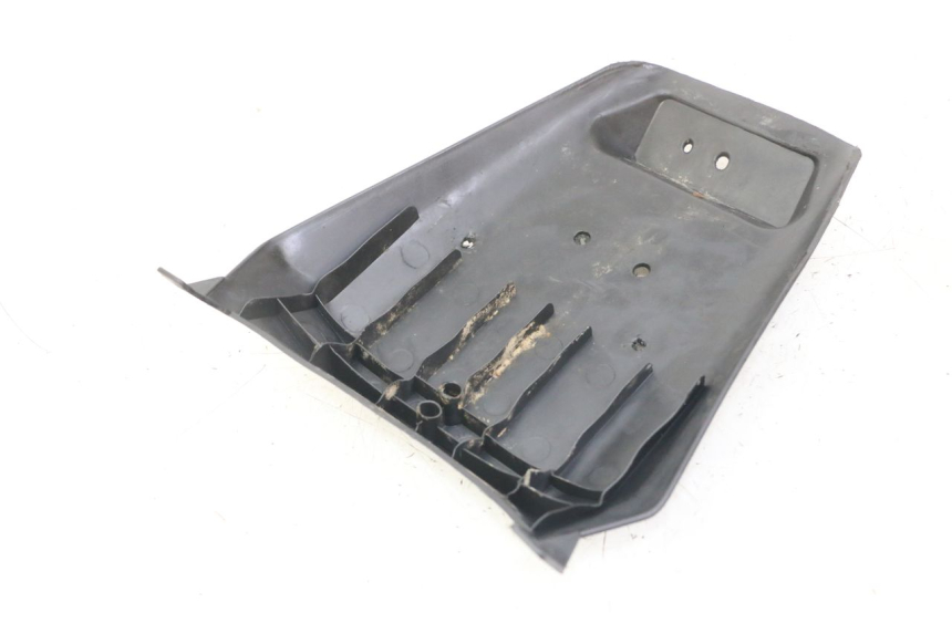 photo de PARAFANGO POSTERIORE MBK BOOSTER SPIRIT NAKED 50 (2004 - 2017) - Primo piano tecnico