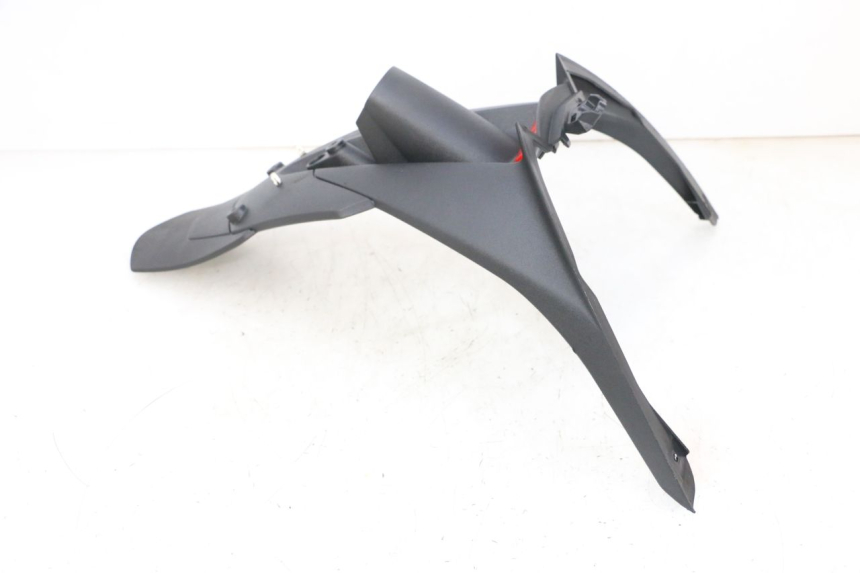 photo de PARAFANGO POSTERIORE PIAGGIO MP3 HPE 300 (2019 - 2026) - Dettagli dei punti di fissaggio