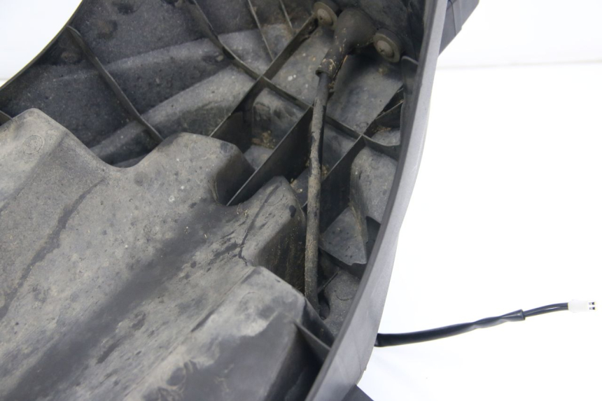 photo de PARAFANGO POSTERIORE SUZUKI SIXTEEN 125 (2008 - 2010) - Zoom sullo stato d'uso