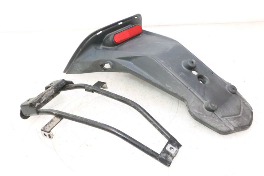 photo de PARAFANGO POSTERIORE APRILIA SR 2T 50 (2012 - 2017) - Dettagli dei punti di fissaggio