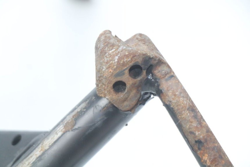 photo de CAVALLETTO CENTRALE PEUGEOT LUDIX 2 PRO 4T 50 (2008 - 2013) - Zoom sullo stato d'uso