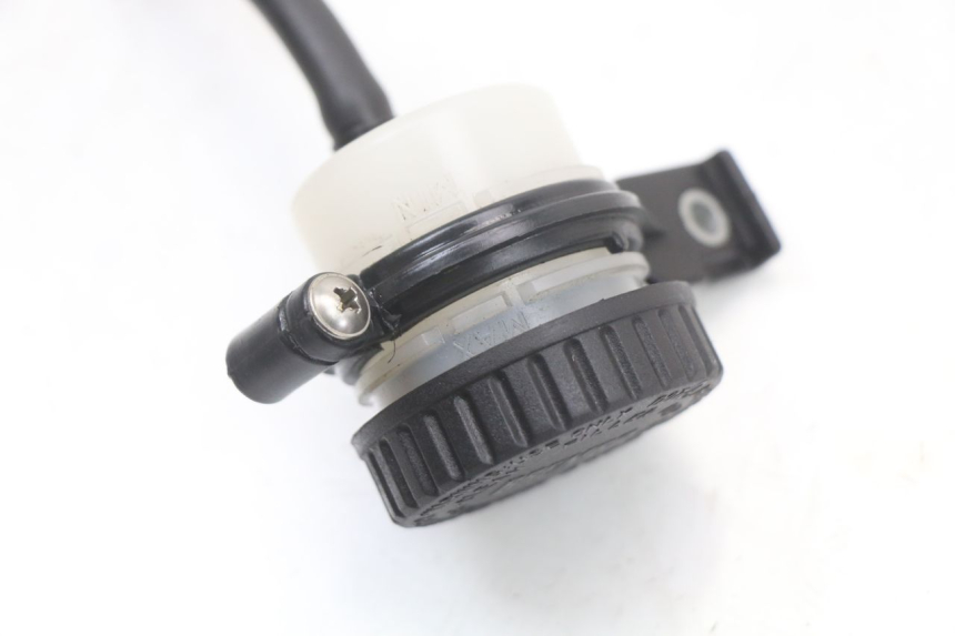 photo de VASO FLUIDO FRENI MOTO GUZZI NORGE 8V GT 1200 (2011 - 2016) - Primo piano tecnico