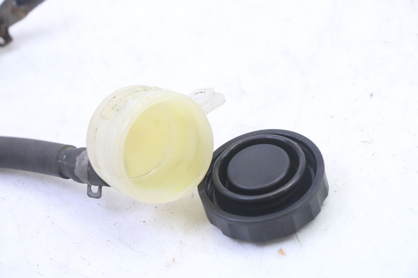 photo de VASO FLUIDO FRENI TRIUMPH SPRINT 900 (1995 - 1998) - Primo piano tecnico