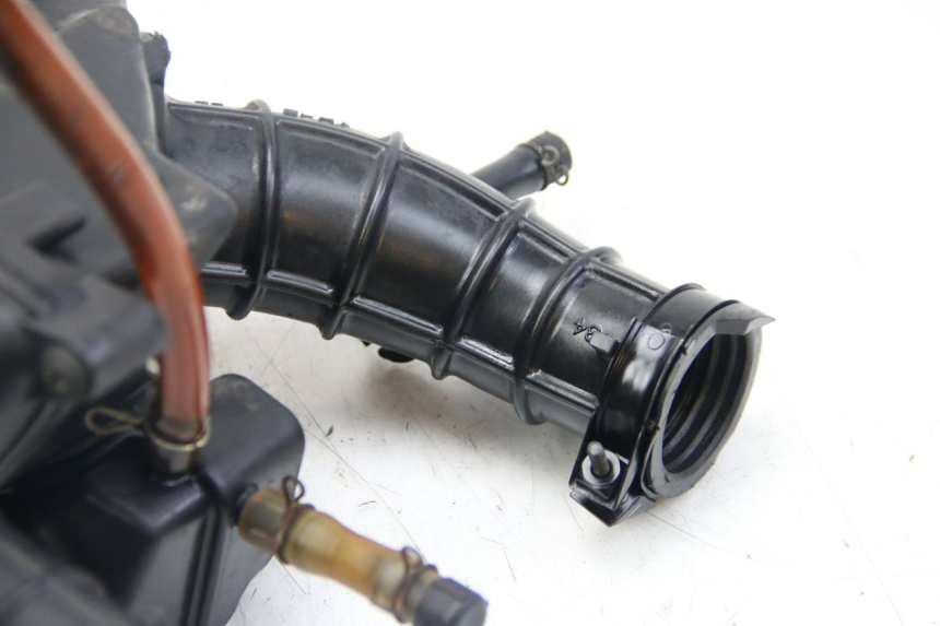 photo de SCATOLA DELL'ARIA KYMCO DINK STREET 125 (2009 - 2014) - Dettagli dei punti di fissaggio