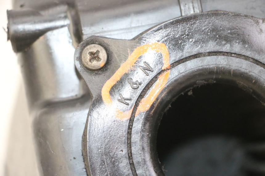 photo de SCATOLA D'ARIA SUZUKI GS GSE 500 (2001 - 2003) - Dettagli dei punti di fissaggio