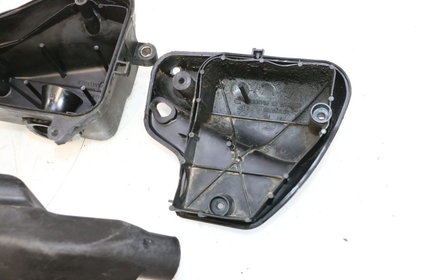 photo de SCATOLA DELL'ARIA PEUGEOT TREKKER 50 (1995 - 2004) - Dettagli dei punti di fissaggio