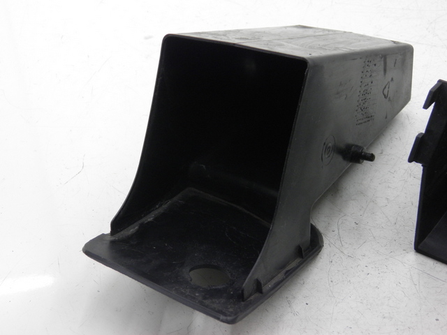 photo de scatola dei guanti YAMAHA YP MAJESTY 125 (2007 - 2010) - Zoom sullo stato d'uso