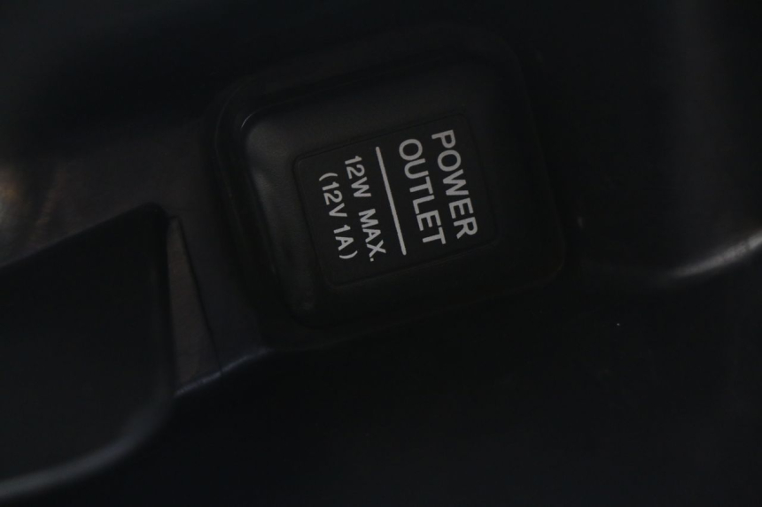 photo de SCATOLA PORTAOGGETTI HONDA FORZA 125 (2015 - 2016) - Dettaglio del componente