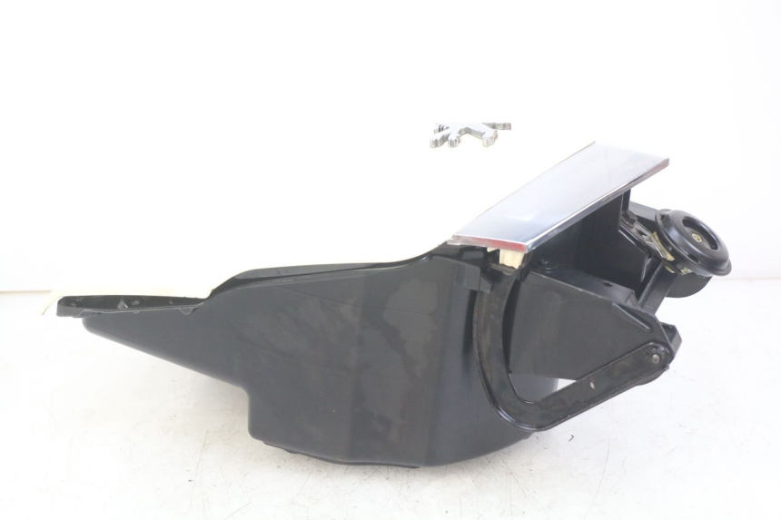 photo de SCATOLA PORTAOGGETTI PEUGEOT VIVACITY NEW 4T 50 (2008 - 2017) - Marcature e riferimenti originali