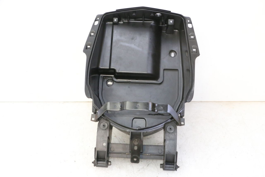 photo de SCATOLA PORTAOGGETTI PEUGEOT VIVACITY NEW 4T 50 (2008 - 2017) - Dettagli dei punti di fissaggio