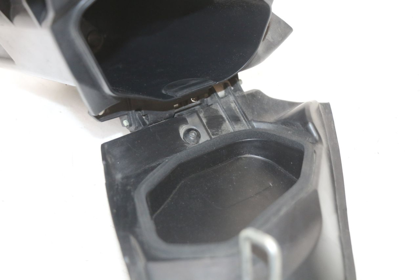 photo de SCATOLA PORTAOGGETTI YAMAHA XMAX X-MAX ABS 125 (2017 - 2020) - Dettagli dei punti di fissaggio