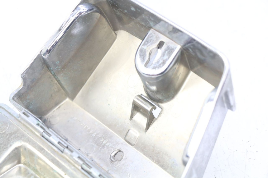 photo de SCATOLA PORTAOGGETTI YAMAHA XV VIRAGO 750 (1984 - 1998) - Dettagli dei punti di fissaggio