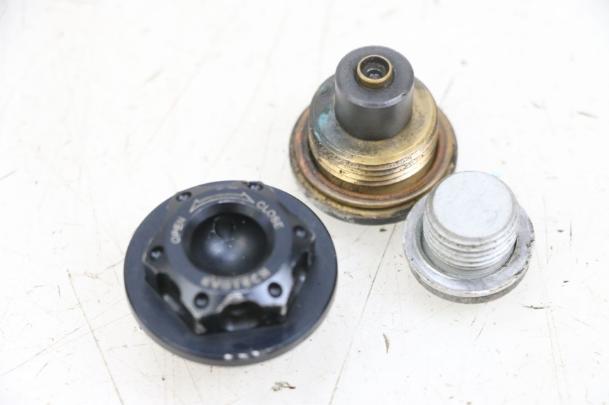 photo de TAPPO OLIO MOTORE MV AGUSTA BRUTALE R WALLY 910 (2008 - 2008) - Zoom sullo stato d'uso