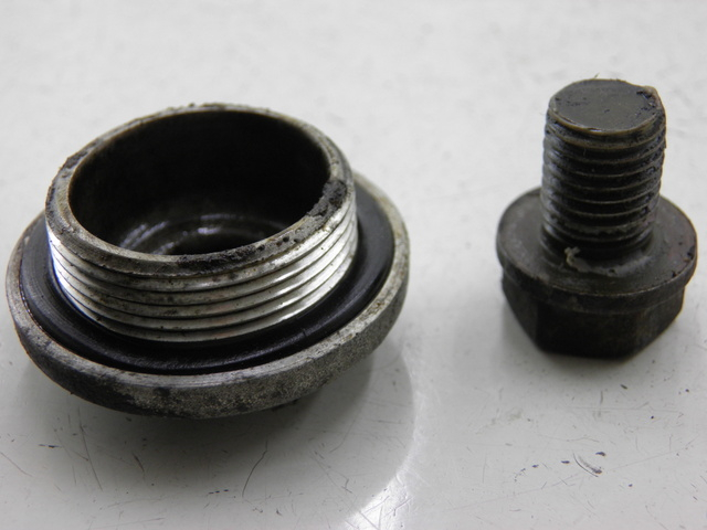 photo de TAPPO CARTER OLIO PEUGEOT V-CLIC VCLIC 50 (2007 - 2013) - Zoom sullo stato d'uso