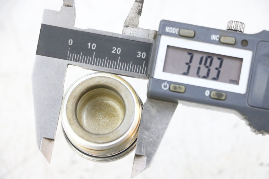 photo de TAPPO FORCELLA HONDA NSR R 125 (1994 - 2003) - Dettaglio del componente