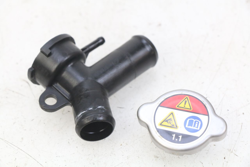 photo de TAPPO DEL RADIATORE HONDA CB R 1000 (2018 - 2023) - Zoom sullo stato d'uso