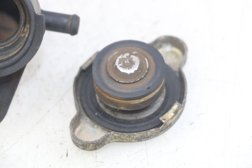 photo de TAPPO DEL RADIATORE HONDA FES PANTHEON 2T 125 (1998 - 2002) - Altra angolazione