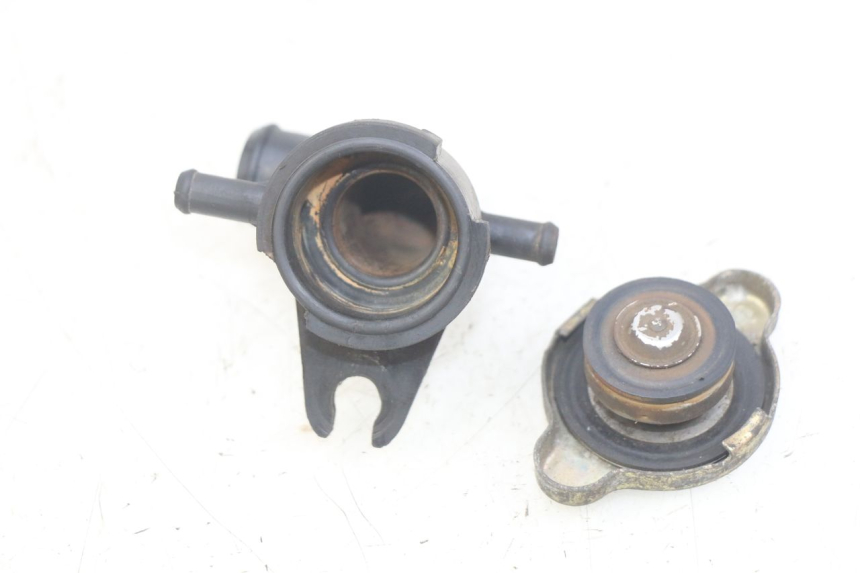 photo de TAPPO DEL RADIATORE HONDA FES PANTHEON 2T 125 (1998 - 2002) - Primo piano tecnico