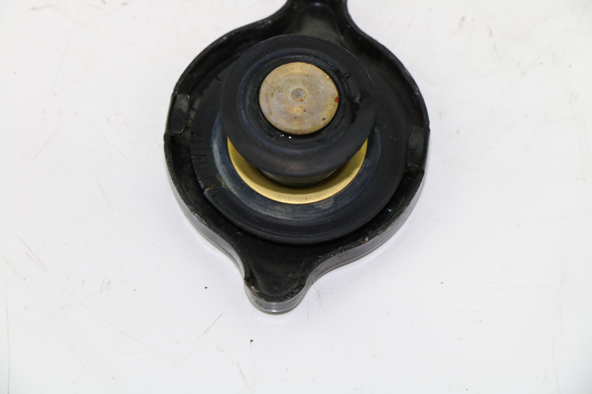 photo de TAPPO DEL RADIATORE SUZUKI UH BURGMAN 125 (2002 - 2006) - Zoom sullo stato d'uso