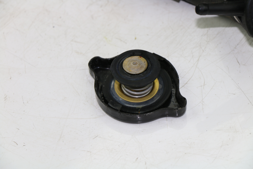 photo de TAPPO DEL RADIATORE SUZUKI UH BURGMAN 125 (2002 - 2006) - Dettagli dei punti di fissaggio