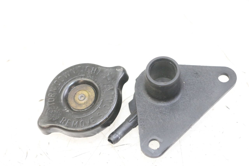 photo de TAPPO DEL RADIATORE SUZUKI UH BURGMAN 125 (2002 - 2006) - Zoom sullo stato d'uso