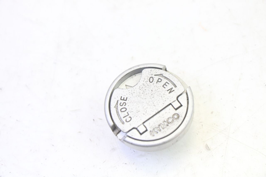 photo de TAPPO SERBATOIO KYMCO AGILITY NAKED RENOUVO 2T 50 (2011 - 2018) - Zoom sullo stato d'uso