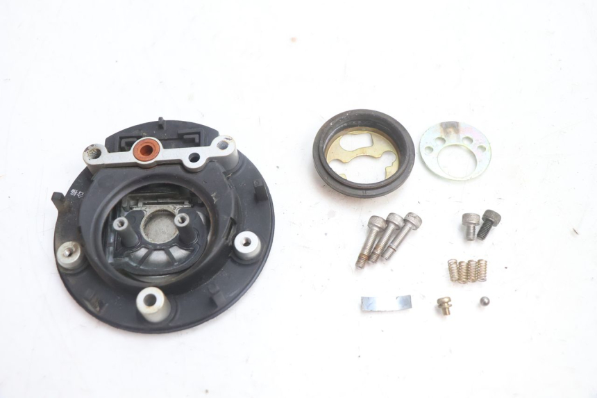 photo de TAPPO SERBATOIO YAMAHA FJR 1300 (2001 - 2005) - Primo piano tecnico
